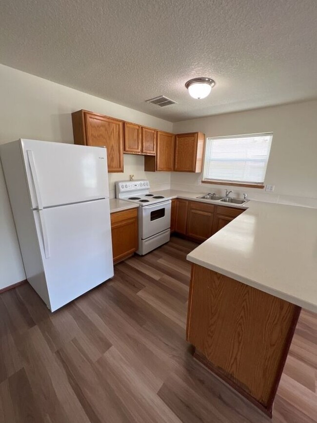 Building Photo - Spacious 2 Bedroom, 2 Bath - Move-in Ready