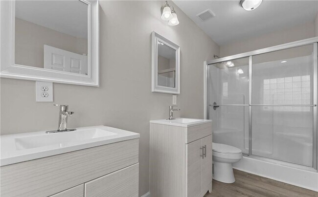 Building Photo - 1595 Rossmore Dr