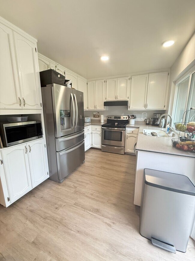 Building Photo - Spacious 4 bedroom condo backs to Westwood...