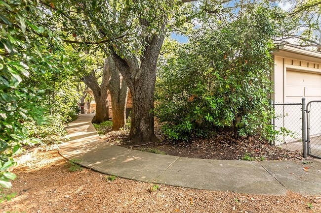 Building Photo - 7505 Brentcove Cir