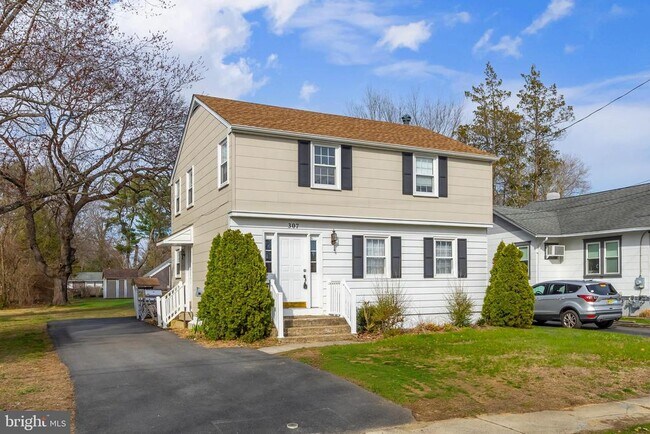 Building Photo - 307 Dickinson Rd