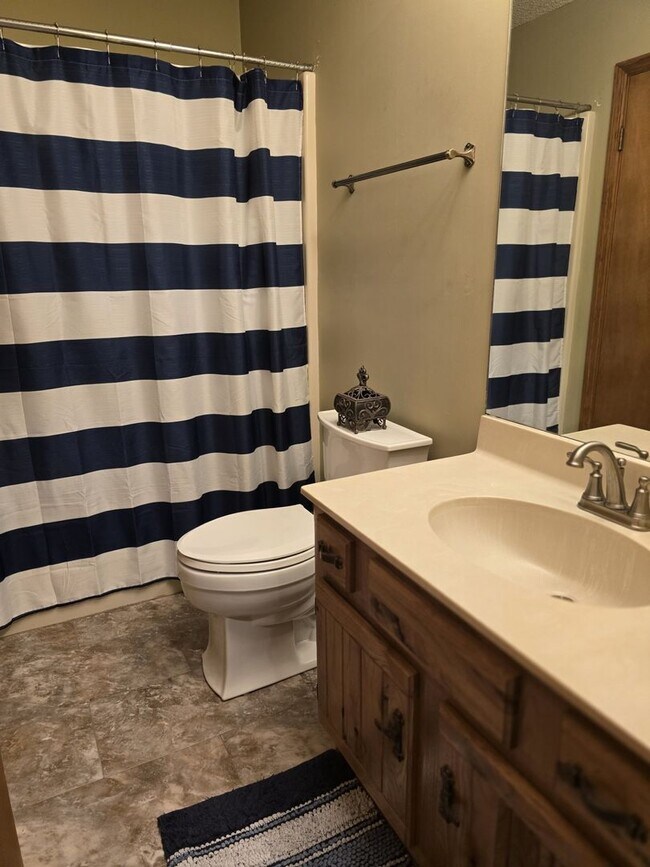 Building Photo - Lakeside Condo