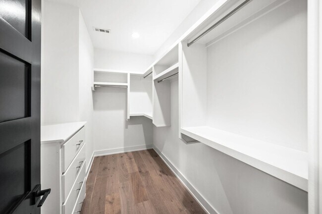 Building Photo - Stunning 3BE/3.5BA brownstone in the heart of historic Germantown!