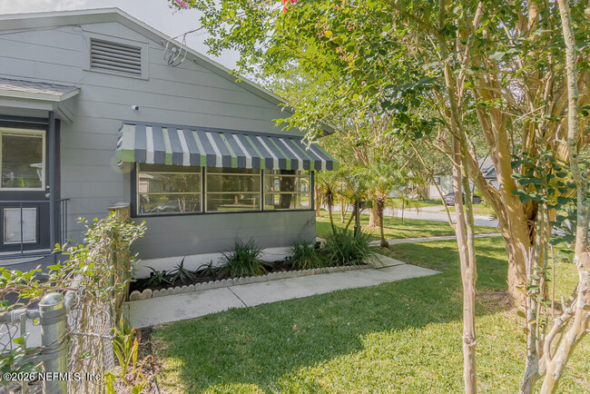 Building Photo - 1375 Menna St