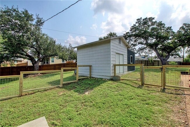 Building Photo - 2604 N Shields Dr