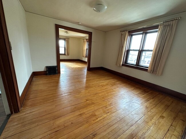 Building Photo - 103 E Park Ln