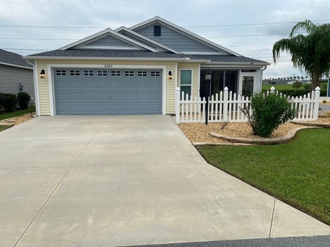 Building Photo - Beautiful, Furnished ANNUAL 2 bed, 2 bath ...