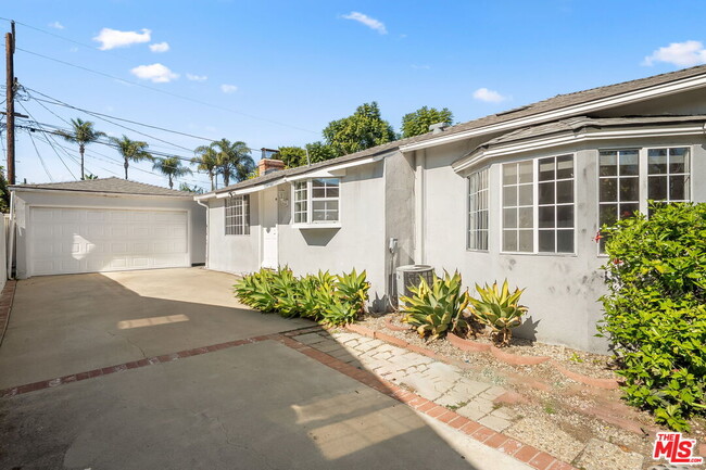 Building Photo - 2939 Oakhurst Ave