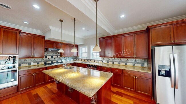 Building Photo - Charming 4-Bedroom Home in Wilshire Park HPOZ – Private Decks, Backyard & Garage!