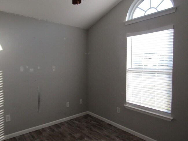 Building Photo - 151 Heath Dr