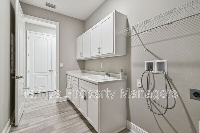 Building Photo - 10324 Crestview Heights Ave