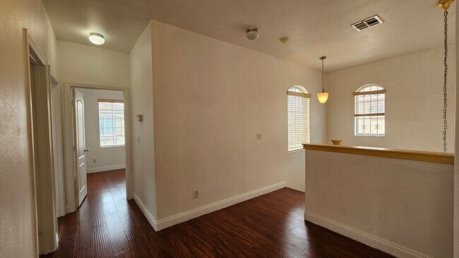 Building Photo - GORGEOUS HOME NEAR BLUE DIAMOND & DECATUR!!!!