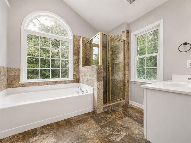 Building Photo - 1707 Hidden Pond Cir