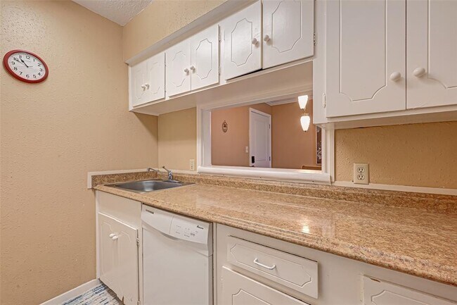 Building Photo - 2101 Fountain View Dr