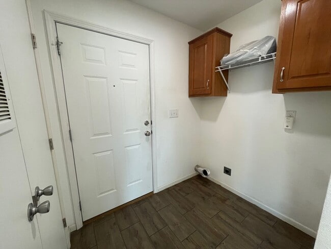 Building Photo - PRICE REDUCED + $1000 OFF FIRST MONTHS RENT = A DEAL YOU CAN'T PASS UP!