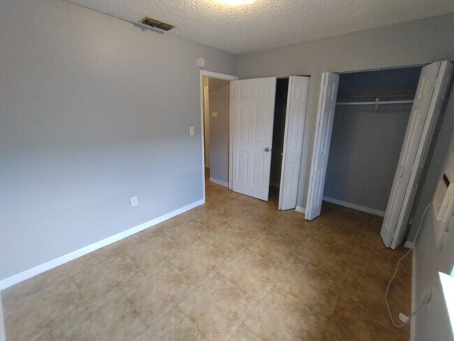 Building Photo - 2420-2422 Chestnut Woods Dr