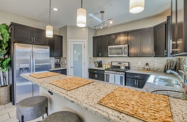 Building Photo - Furnished Eastside Beautiful 3 bed/2 baths for RENT Utilities & Wi-Fi INCLUDED