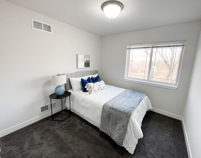 Building Photo - 2 Bed / 2.5 Bath Townhome for rent in Cottage Grove!