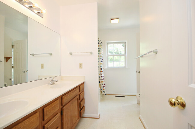 Building Photo - Pet Friendly Locust Meadows Townhome (Appl...