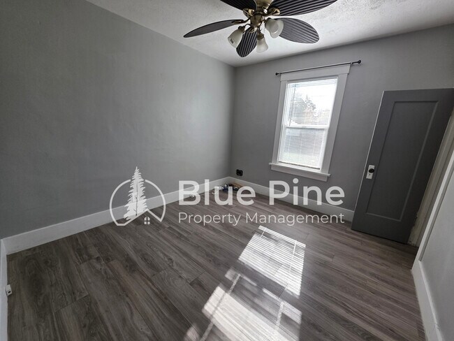 Building Photo - 328 11th St