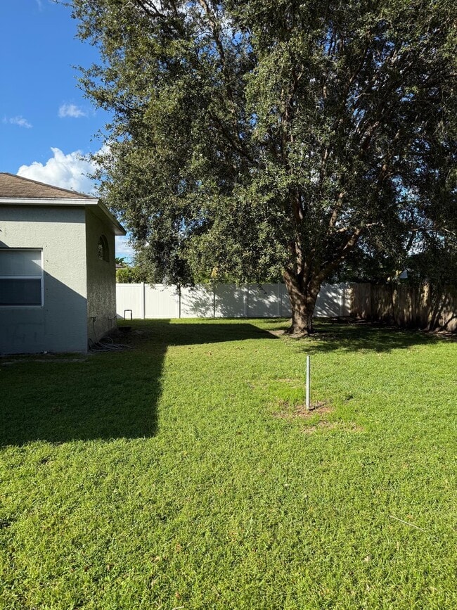 Building Photo - 3125 SW Dimattia St