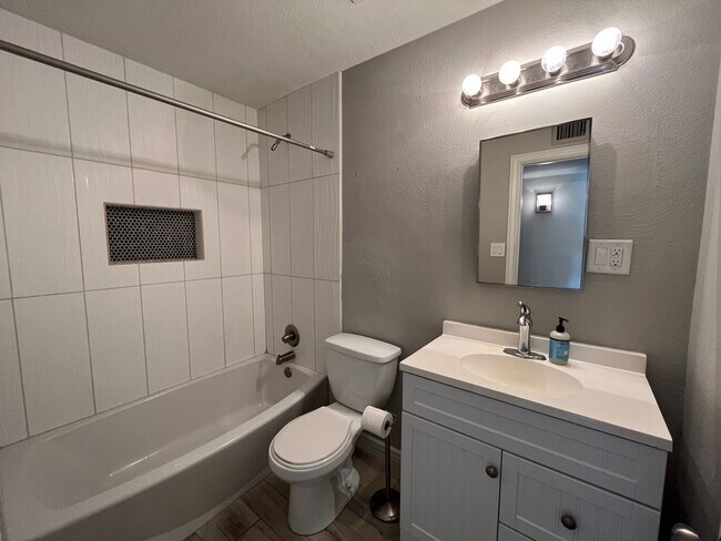 Building Photo - Beautiful Three Bedroom Scottsdale House w...