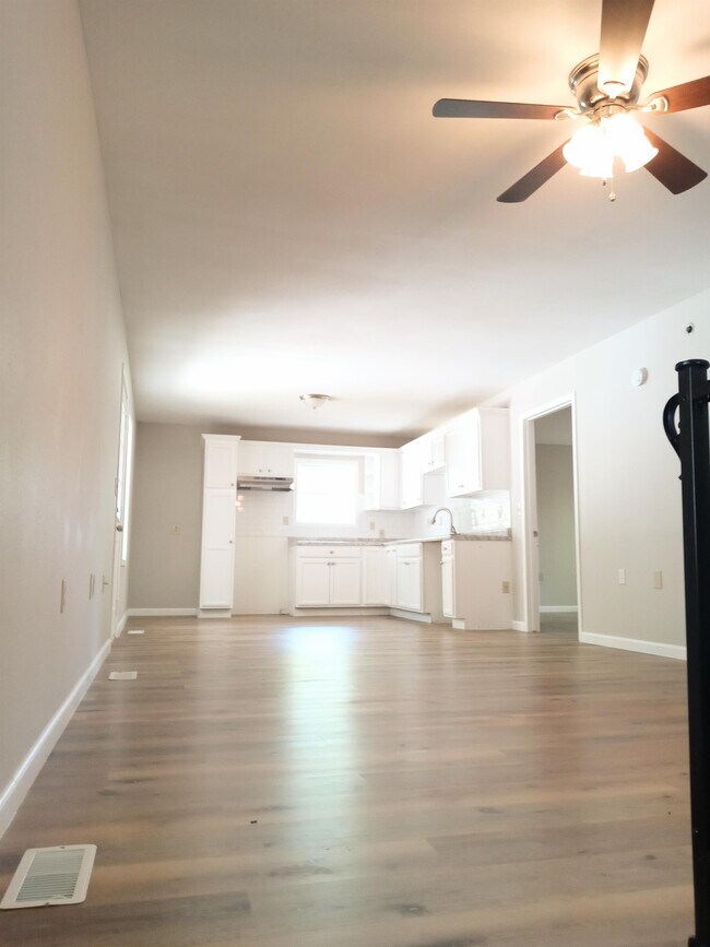 Building Photo - 728 1/2 SW Cambridge Ave