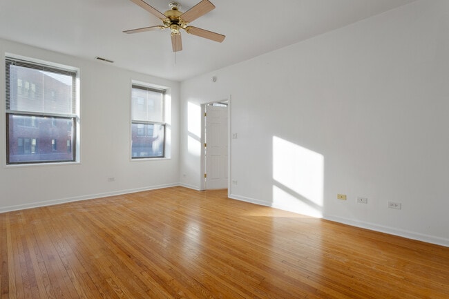 Building Photo - 3320 W Diversey Ave