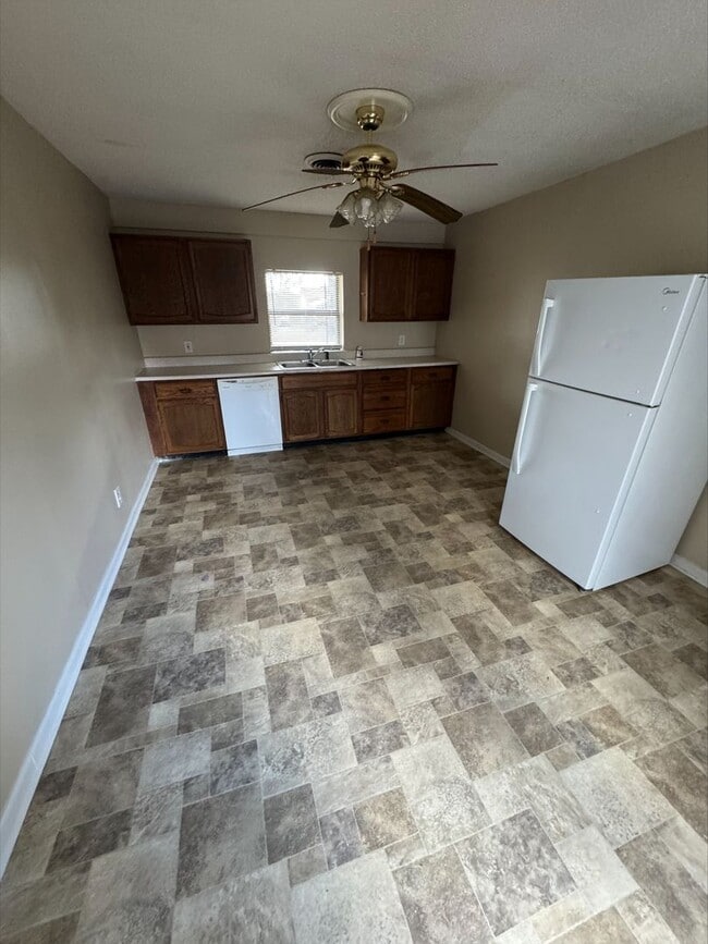 Building Photo - $350 off first month rent! Newly Available...
