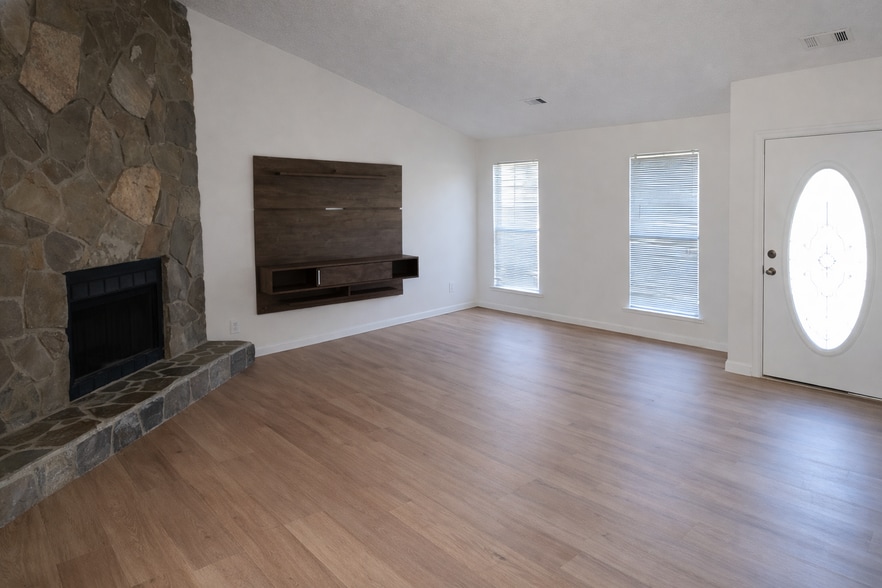 Building Photo - 5666 La Fleur Trl