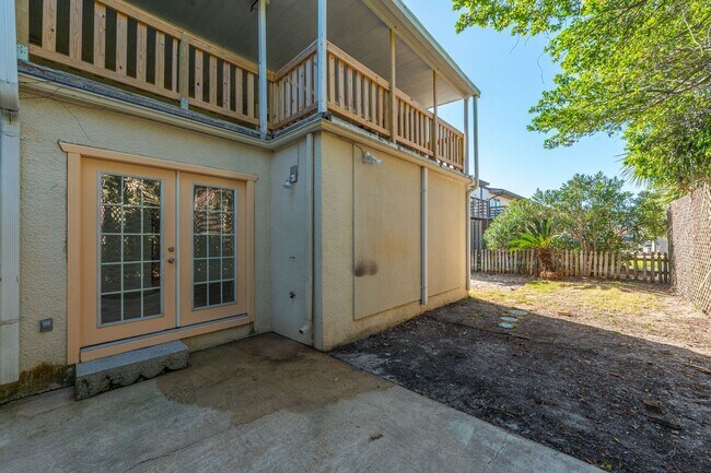 Building Photo - Spacious townhouse with large 2nd floor covered patio!