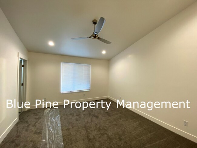 Building Photo - 1000 Sloane Way