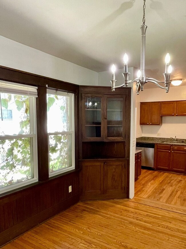 Building Photo - Beautiful & Spacious 3 Bedroom Townhome in...