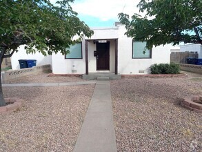 Building Photo - **4 Bedroom 2 Bath Home Located in Northea...