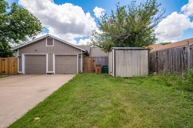 Building Photo - 2 Bedroom, 1 Bath Duplex with 1 Car Garage...