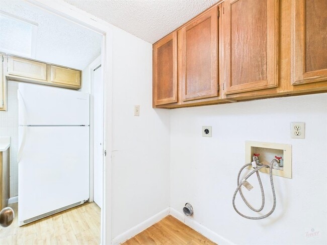 Building Photo - 8502 Lyndon Ln