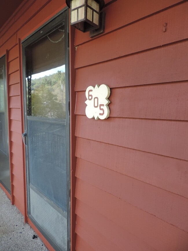 Building Photo - Desirable High Country Condo, Larger 1/1; Will Go Fast!!!!