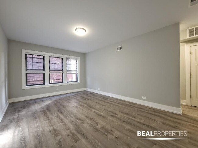Building Photo - 2 bedroom in EVANSTON IL 60202