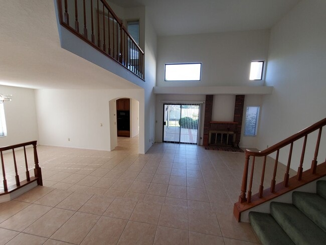 Building Photo - Beautiful Woodbridge/Lakeside Home for Lease!