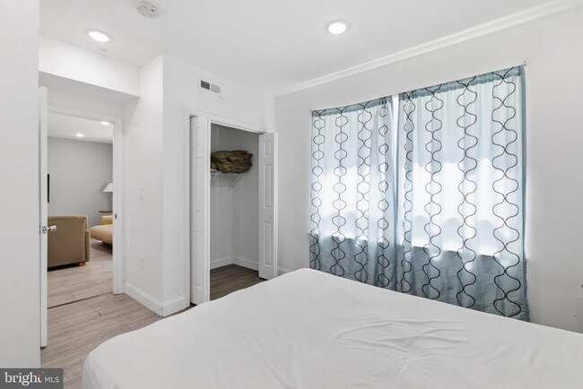 Building Photo - 925 N Broad St