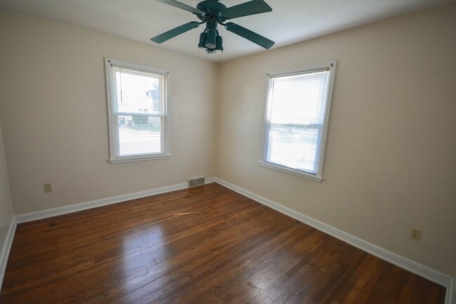 Building Photo - 3 bedroom home on corner lot with beautiful hardwood floors!