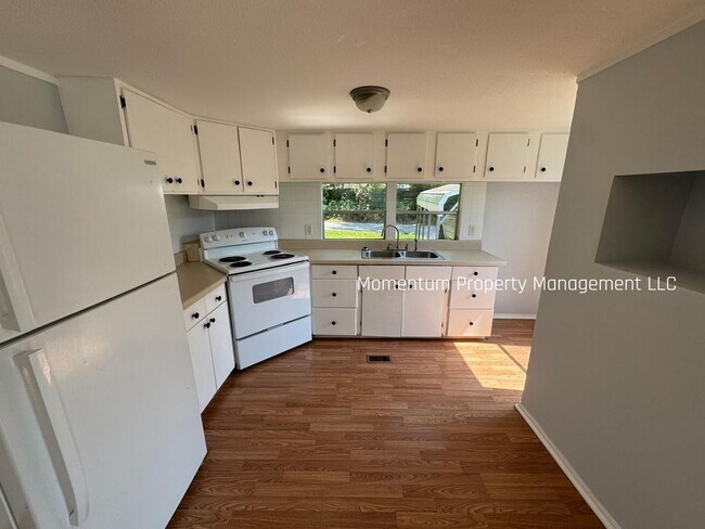 Building Photo - Gorgeous 2/1 in Brooksville! Don't Miss Out!