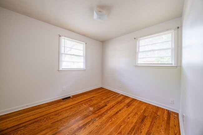 Building Photo - 3-bedroom, 1-bath home with a fenced-in yard, located on Guerrant Street in Greensboro