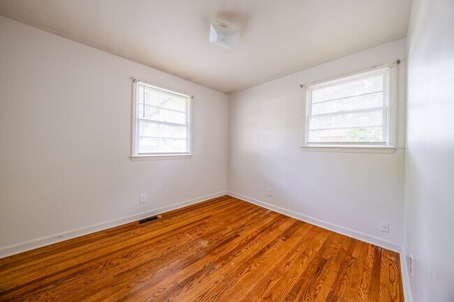 Building Photo - 3-bedroom, 1-bath home with a fully fenced-in yard!
