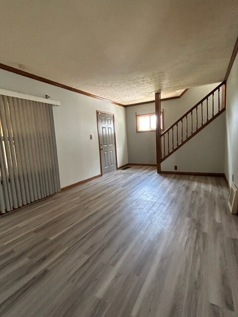 Building Photo - 889 Battles Ave