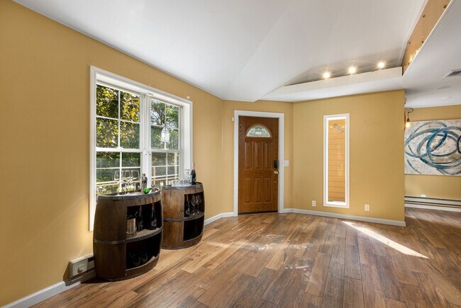 Building Photo - 338 Clove Rd