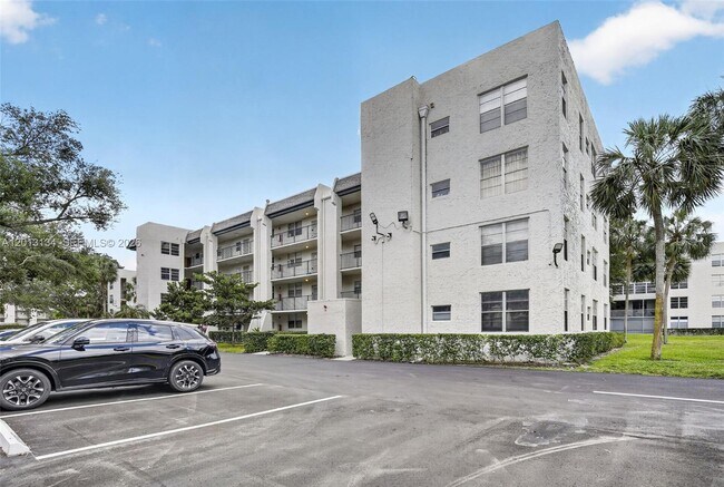 Building Photo - 9330 Lagoon Pl