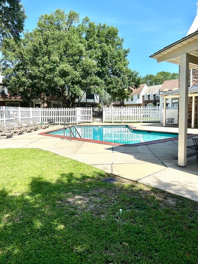 Building Photo - Jefferson Square Condos - Jefferson Hwy/Bl...