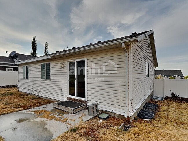 Building Photo - 6093 W Graceland Way