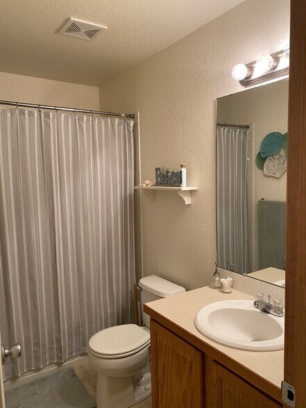 Spare bath - 3761 Mt Flora St